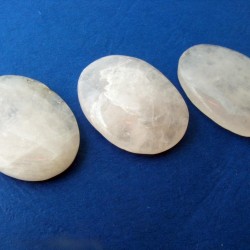 Rózsakvarc kaboson drágakő