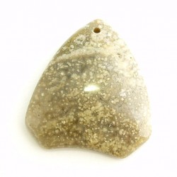 	Kiegyensúlyozottságot elősegítő, barnás-szürkés achát medál természetes hatású formára csiszolva	