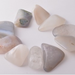 	Kiegyensúlyozó hatású, szerencsehozó indiai achát marokkő szürkésfehér árnyalattal	