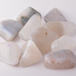 	Kiegyensúlyozó hatású, szerencsehozó indiai achát marokkő szürkésfehér árnyalattal	