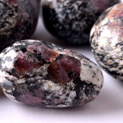 	Önbizalomnövelő, görcsoldó, anyagcsere-szabályzó, vértisztító, salaktalanító biotit-gránát marokkő	