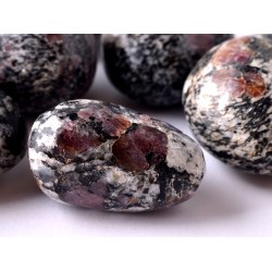 Önbizalomnövelő, görcsoldó, anyagcsere-szabályzó, vértisztító, salaktalanító biotit-gránát marokkő	 	Önbizalomnövelő, görcsoldó, anyagcsere-szabályzó, vértisztító, salaktalanító biotit-gránát marokkő