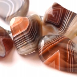 	Feszültségoldó, nyugtató hatású achát medál egyedülálló sávos mintázattal, tükörsima csiszolással	