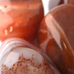 Kiegyensúlyozó hatású, stresszoldó achát marokkő narancsos árnyalattal, sávos mintával Kiegyensúlyozó hatású, stresszoldó achát marokkő narancsos árnyalattal, sávos mintával