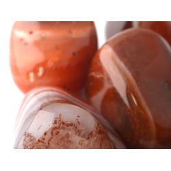 Kiegyensúlyozó hatású, stresszoldó achát marokkő narancsos árnyalattal, sávos mintával Kiegyensúlyozó hatású, stresszoldó achát marokkő narancsos árnyalattal, sávos mintával