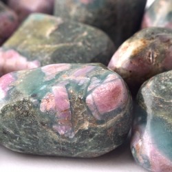 Rubin-zoisit marokkő