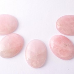 Rózsakvarc kaboson drágakő